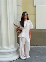 Костюм с объемной футболкой в светло-бежевом цвете