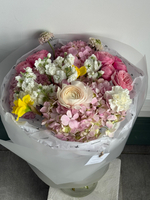 Сборный букет из розовой гортензии, нарциссов, кустовых пионовиднных роз, маттиолы и диантусов