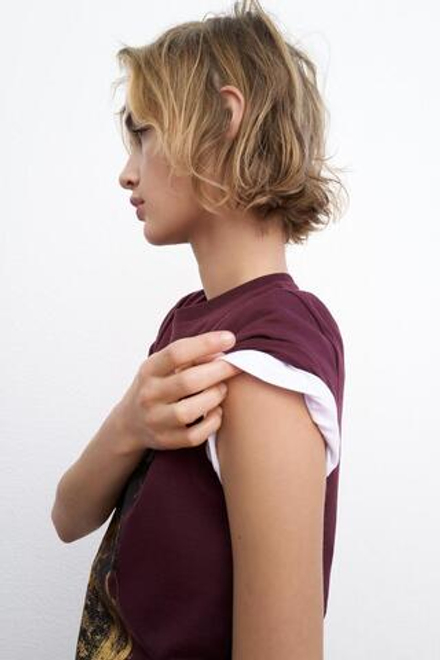 ZARA МЕТАЛЛИЗИРОВАННАЯ ФУТБОЛКА, ЦВЕТ БУРГУНДСКОГО ВИНА