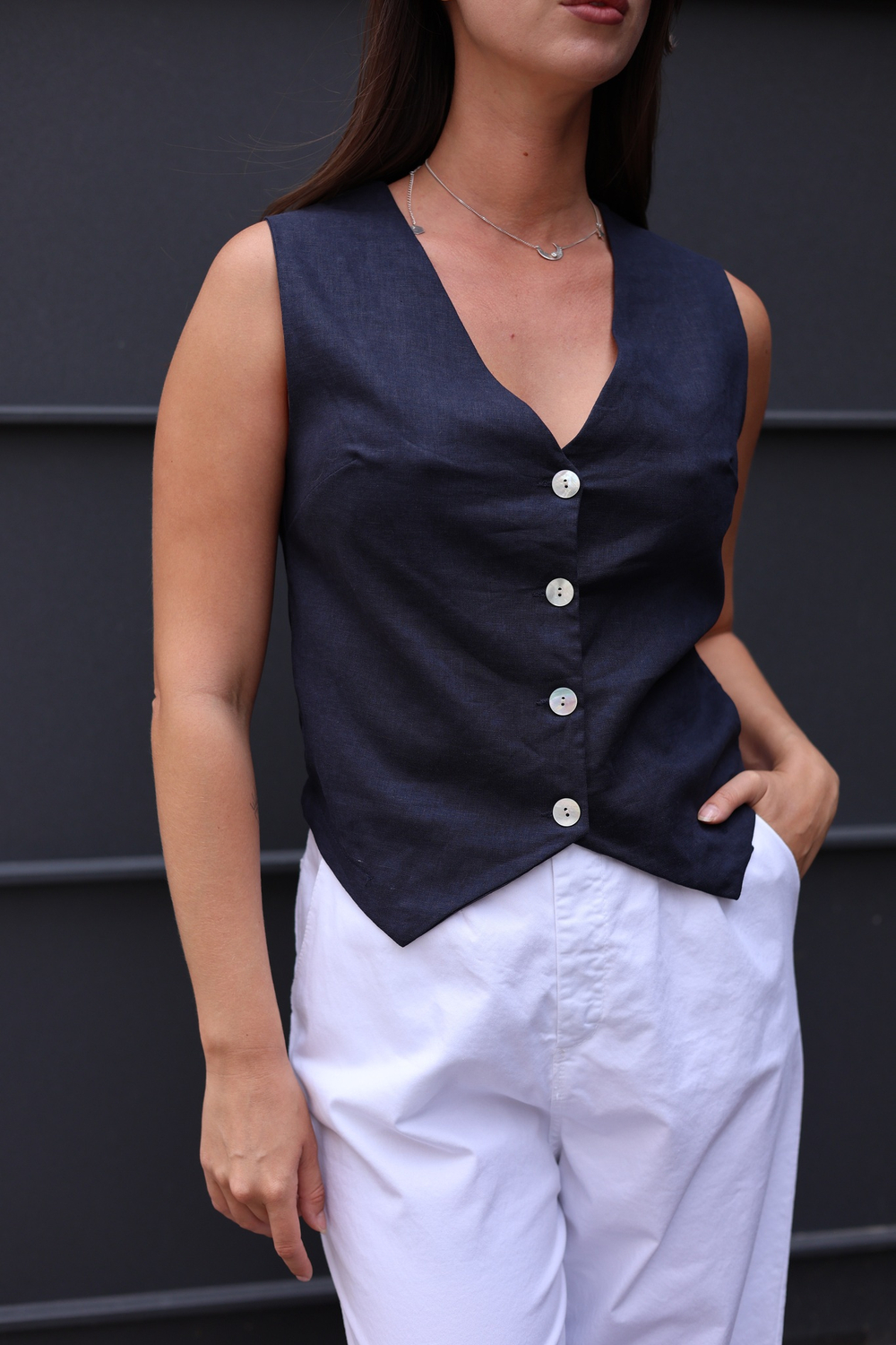 брюки с ремнем, зауженные к низу