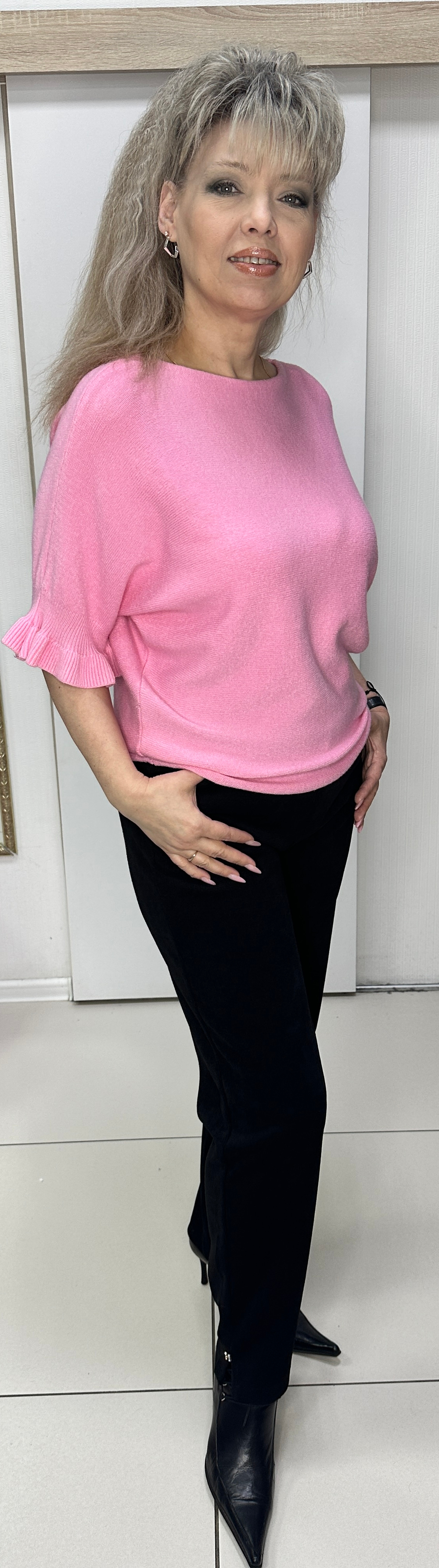 Розовый джемпер с рюшей по рукавам