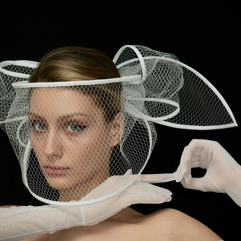 Перчатки белые длинные с декором