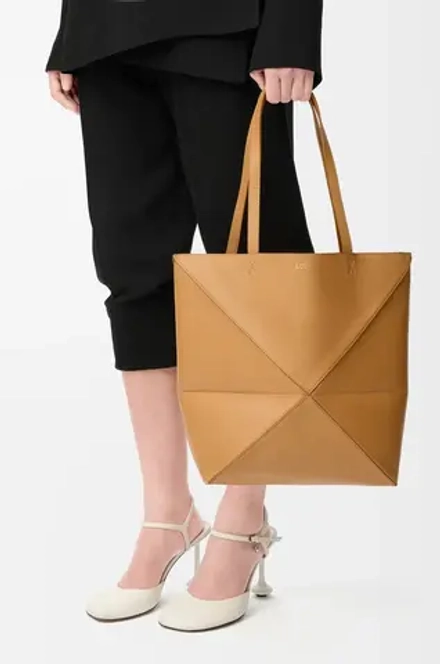 Loewe Средняя складная сумка-тоут Puzzle Fold из блестящей телячьей кожи, светло-коричневый