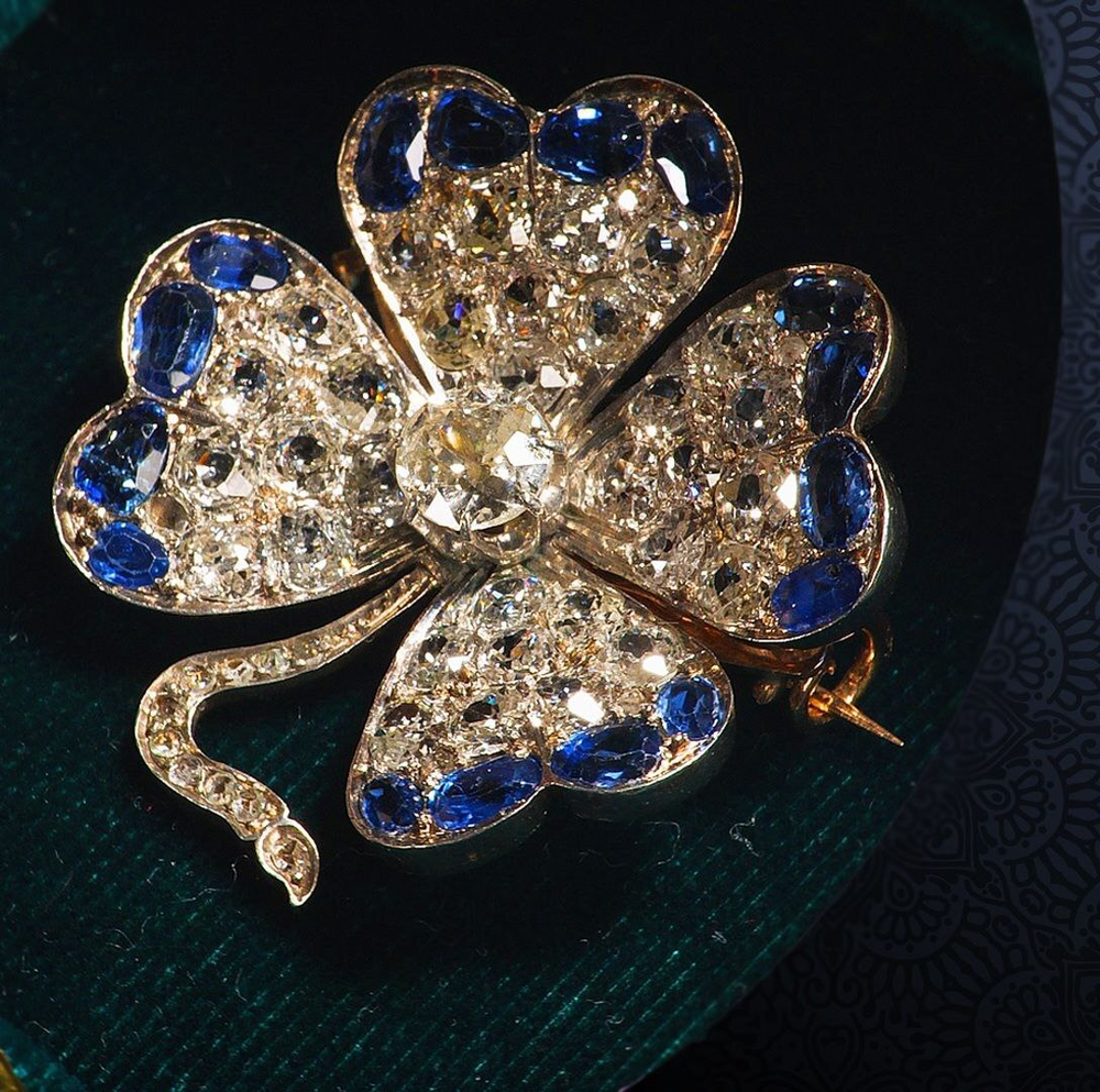 Золотая антикварная брошь "Клевер" с бриллиантами и сапфирами