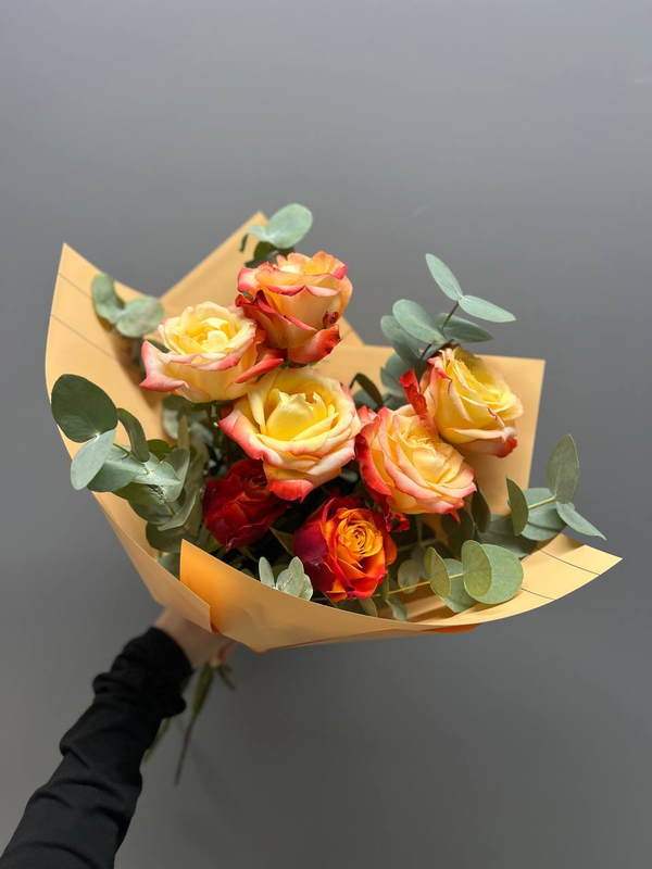Яркий букет из роз с эвкалиптом