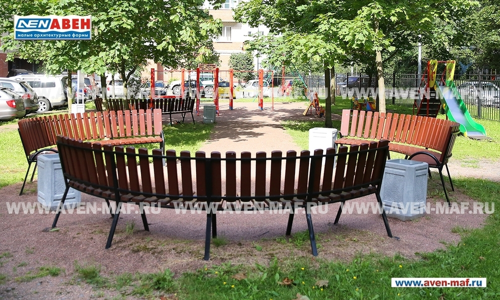 Скамейка на металлическом каркасе