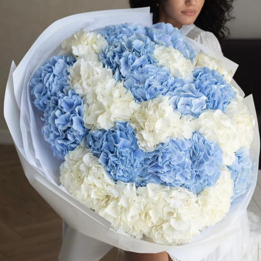 Букет из голубых и белых гортензий "Blue Serenade"