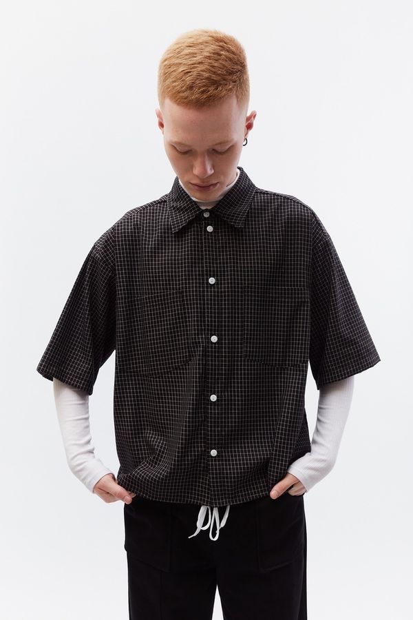 Рубашка укороченная оверсайз черная - фото 4