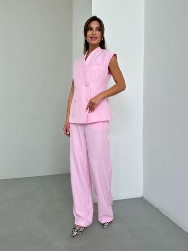 Розовый брючный костюм с жакетом без рукавов