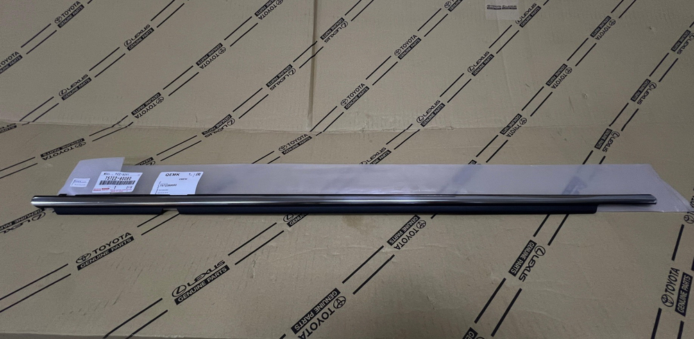 Молдинг двери задний левый GX470 TOYOTA 7572260080