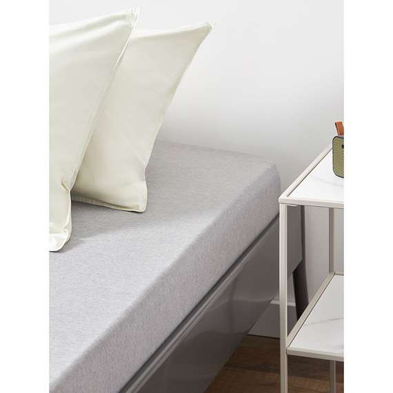 Простыня на резинке из хлопкового трикотажа серо-бежевого цвета из коллекции essential
