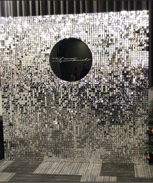 Блестящая стена из пайетки на фотозону + табличка с индивидуальной надписью (цвет в ассорт.)