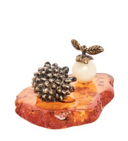 Народные промыслы AM- 285 Фигурка «Ежонок с яблоком» мал. (латунь, янтарь)