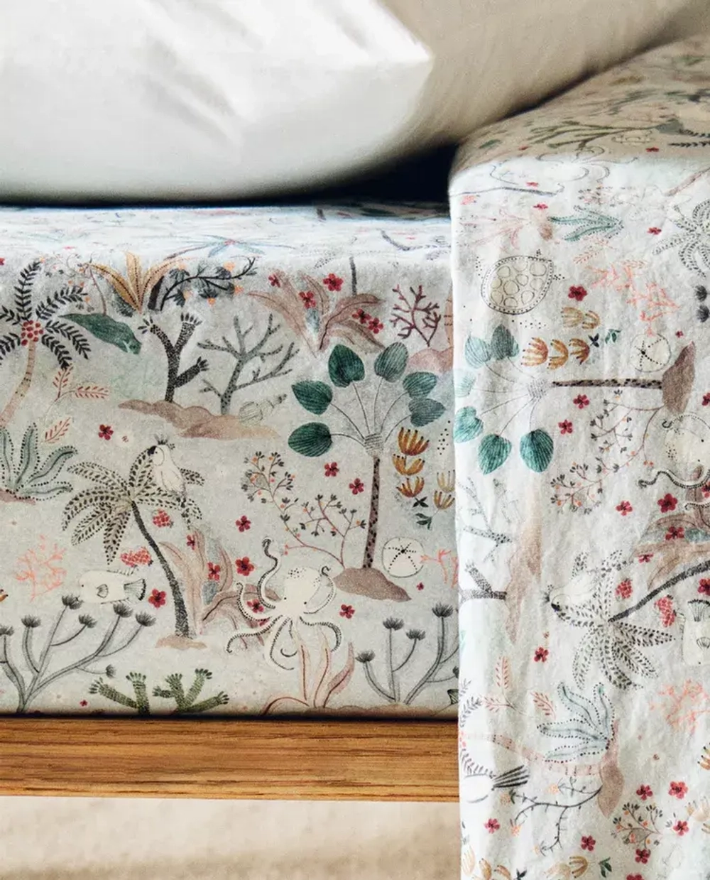 ZARA HOME ДЕТСКАЯ ПРОСТЫНЯ НА РЕЗИНКЕ С ПРИНТОМ, РАЗНОЦВЕТНЫЙ