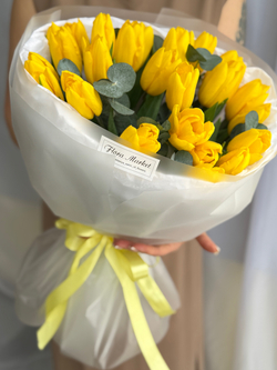 Яркие желтые тюльпаны премиум сорта и зелень эвкалипта в воздушном оформлении от Флора Маркет