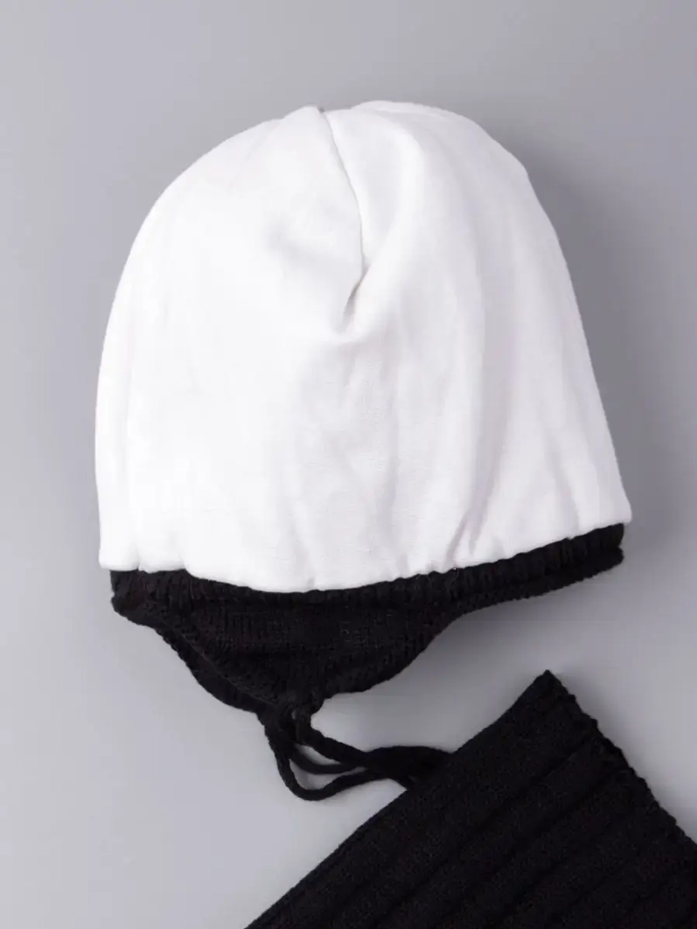 Шапка зимняя для мальчика на завязках и снуд