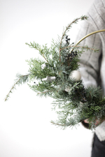 Рождественский венок с декором на круглой металлической основе