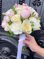 Свадебный букет из диантусов, зелени, кустовых пионовидных и одноголовых роз