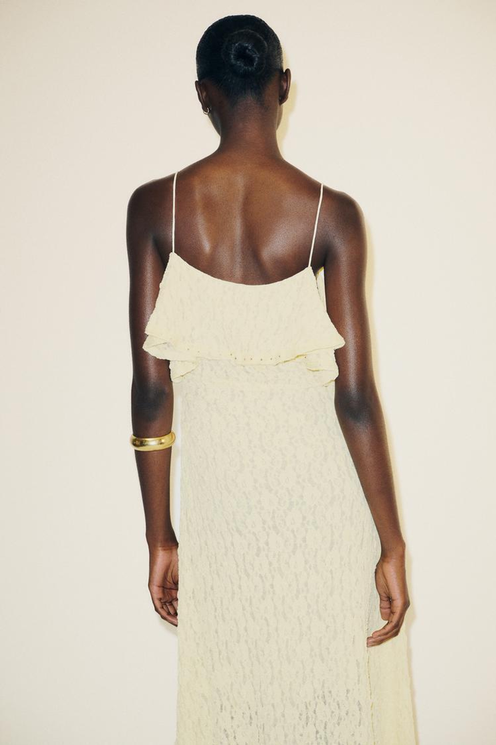 ZARA КРУЖЕВНОЕ ПЛАТЬЕ С ЗАКЛЕПКАМИ, ЖЕЛТЫЙ