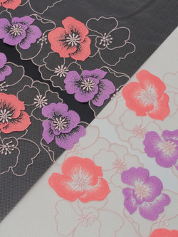 Вышивка на сетке серебристый пион с яркой лавандой и коралловым ширина 22 см ОТРЕЗ 0,9 м