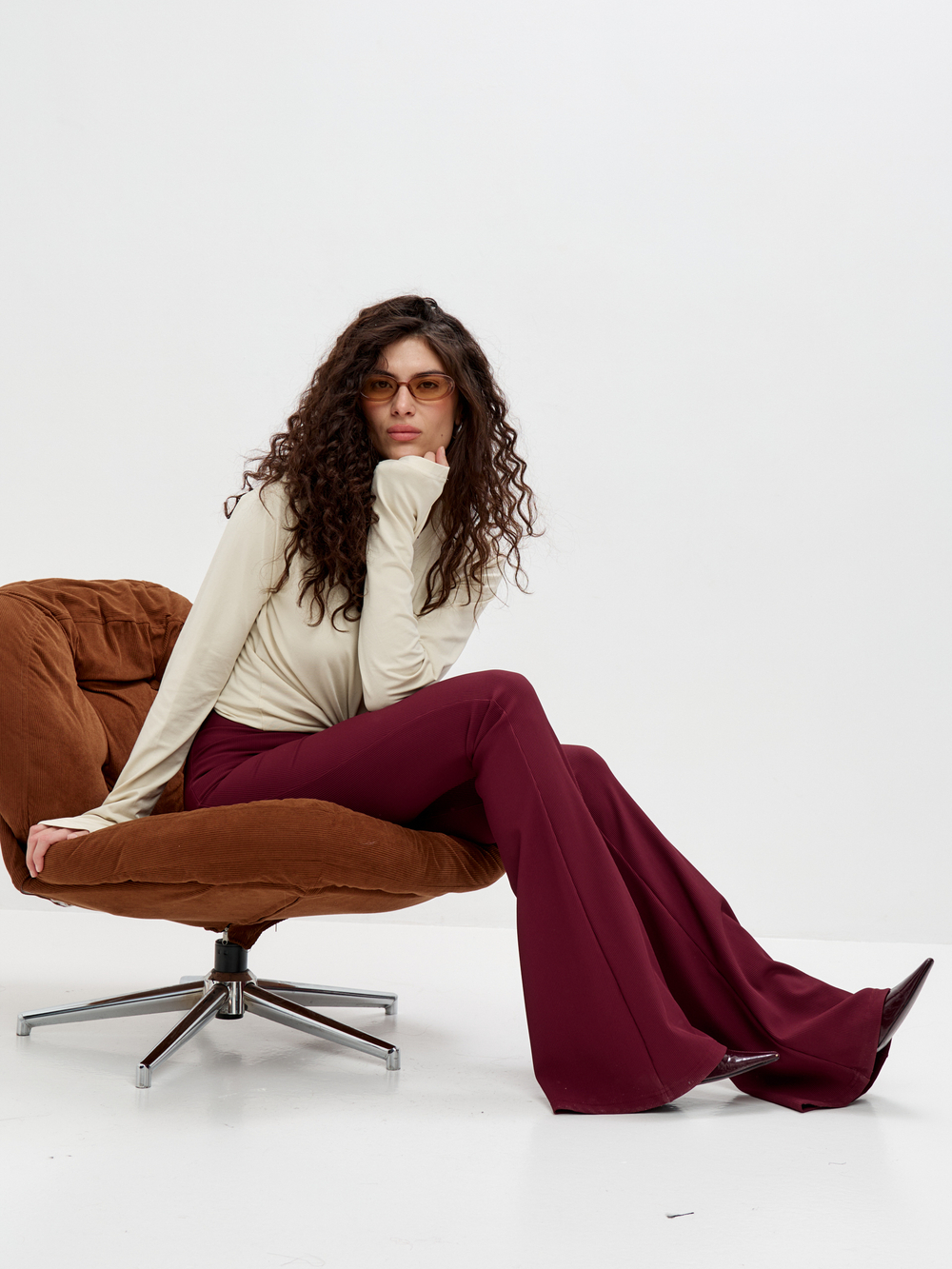 Бордовые расклешенные легинсы в рубчик