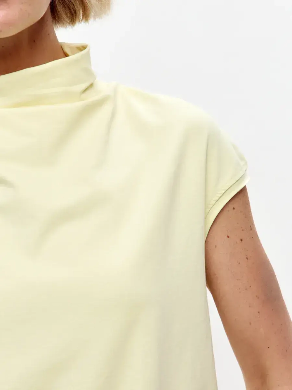 Футболка дизайнерская с цельнокроеным воротником