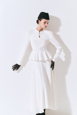 Платье из шелкового кади с баской и авторской вышивкой