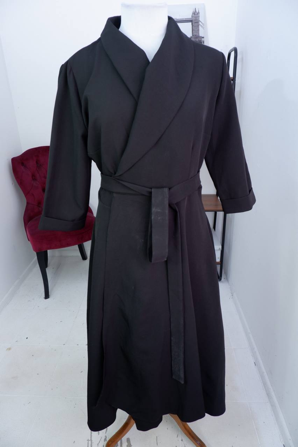 Платье стильное с поясом, визуально на 48 размер