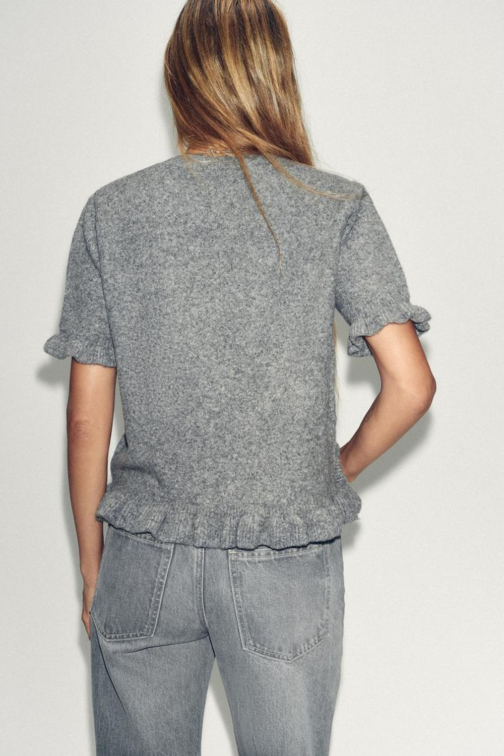 ZARA ТРИКОТАЖНЫЙ ДЖЕМПЕР С КОРОТКИМИ РУКАВАМИ И РЮШАМИ, СЕРЫЙ