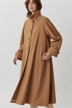 ОБъемное пальто бежевого цвета