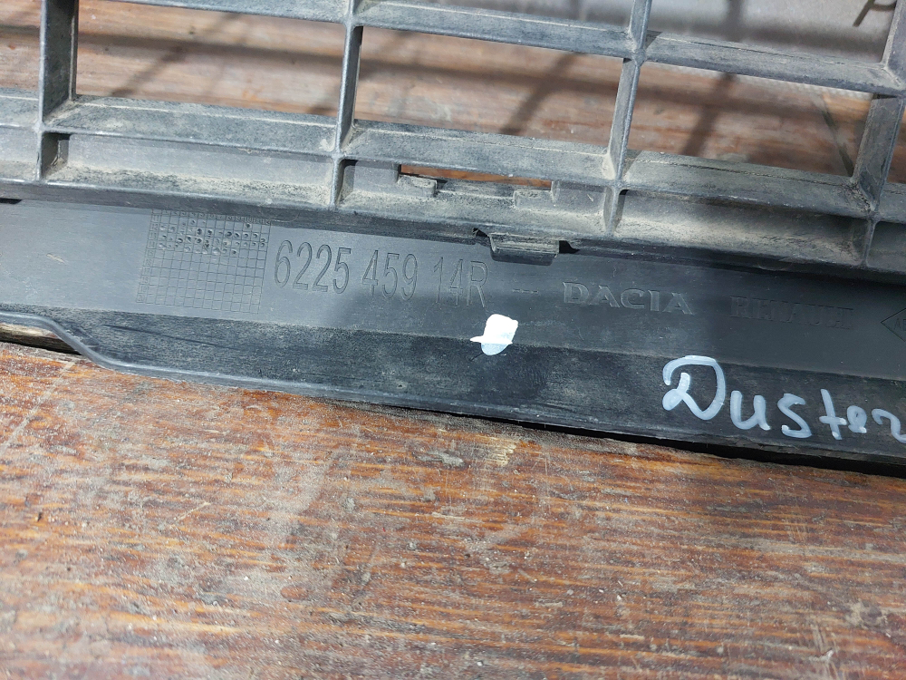 Решетка переднего бампера Renault Duster 1 10-15 Б/У Оригинал 622545914R