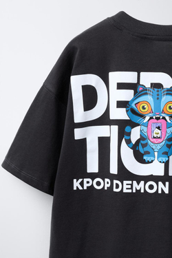 ZARA ФУТБОЛКА KPOP DEMON HUNTERS™ NETFLIX ©, АНТРАЦИТОВО-СЕРЫЙ