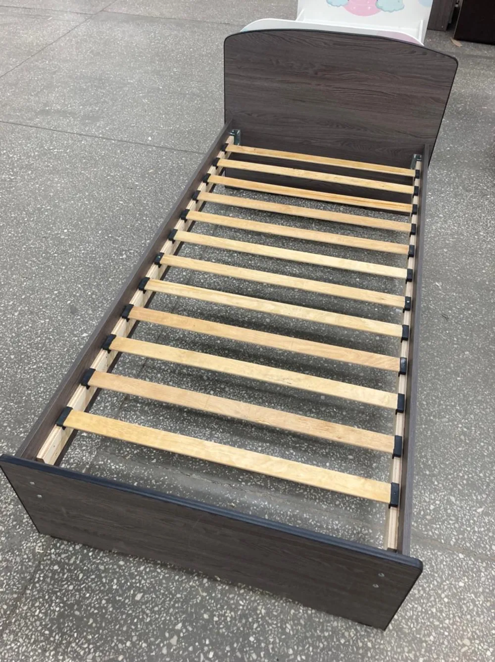 Кровать-2 одинарная с 1-й фигурной спинкой 900*1900 ясень анкор темный