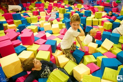 Поролоновые цветные кубики для батутной ямы