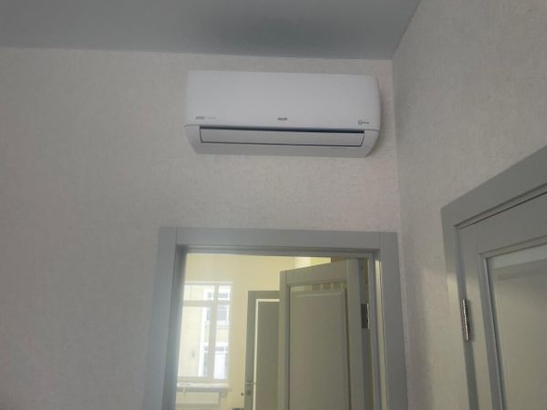Установка кондиционера настенного типа в комнате