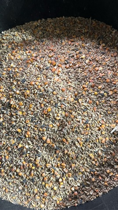 Смесь зерновая 40 кг. 
Пшеница, овес, ячмень, кукуруза, семечки подсолнечника.