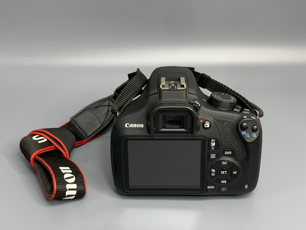 Canon 1200D kit 18-55mm III 6000 кадров