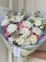 Букет из кустовой пионовидной розы, хризантемы и кустовой маттиолы