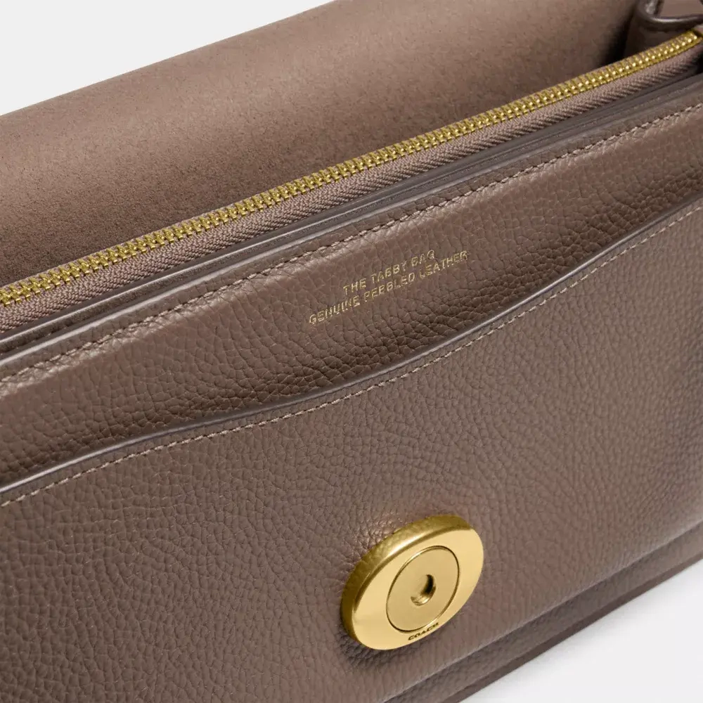 COACH СУМКА ЧЕРЕЗ ПЛЕЧО TABBY 26, КАМЕННЫЙ