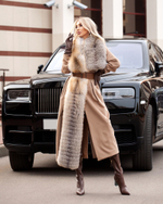 Женское бежевое шерстяное пальто с длинным мехом