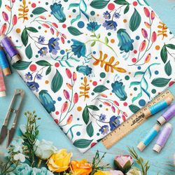 Ткань саржа разноцветные листья и шиповник на белом фоне