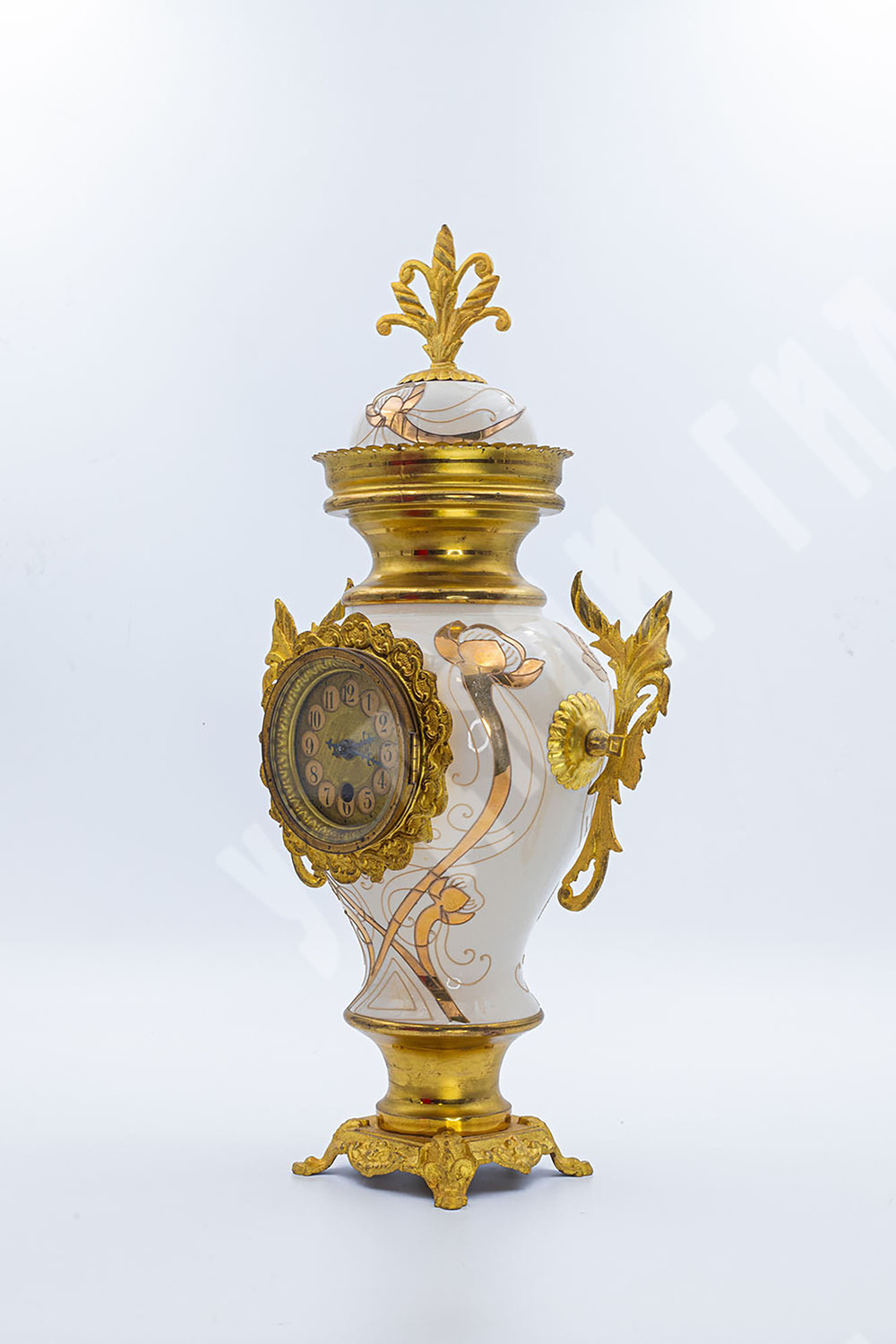 Фарфоровый часовой гарнитур с двумя жирандолями. Франция. Нач. XX в.