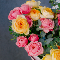 144. Акварельный букет-микс из кустовых пионовидных роз