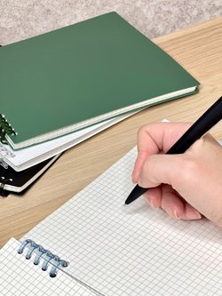 Блокнот квадратный в клетку 60л 195х210 мм св.желтый (8808-020)