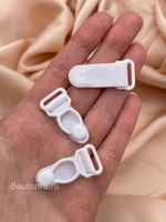 Застежка для чулок белая