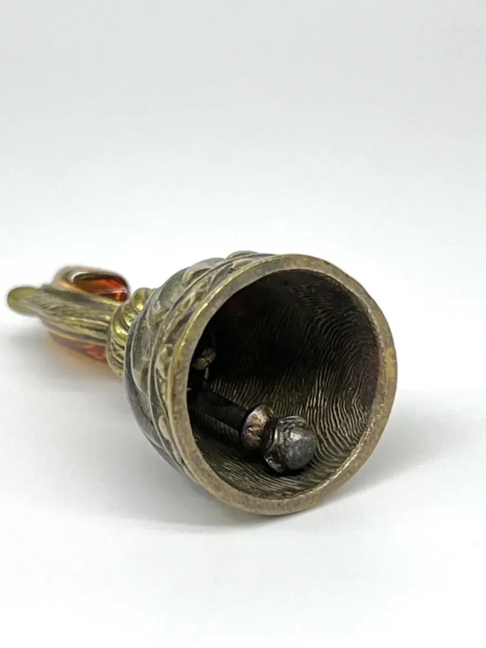 Бронзовая статуэтка на янтаре