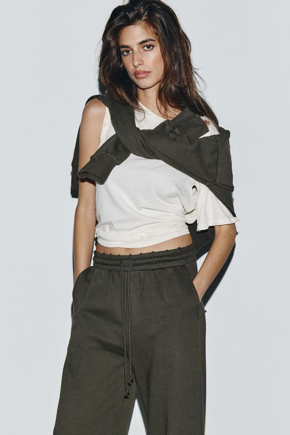 ZARA БРЮКИ С ЭФФЕКТОМ ПОТЕРТОСТИ, ЗВЕЗДАМИ И ЗАКЛЕПКАМИ, ТЕМНО-КОРИЧНЕВЫЙ