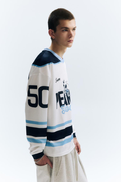 PULL&BEAR Хоккейная футболка с изображением персонажей мультфильма «Peanuts», белый