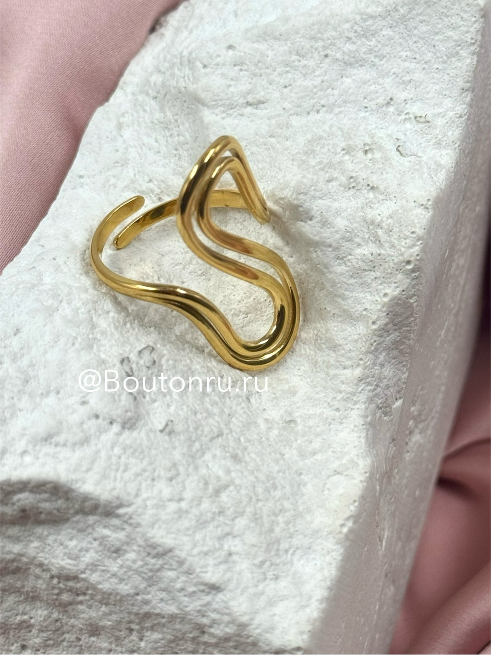 Кольцо золотистое в форме "S"