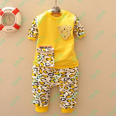 Комплект детский из толстовки и брюк с анималистическим принтом